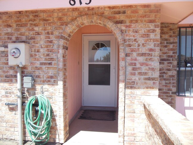 Primary Photo - 815 El Arco Dr