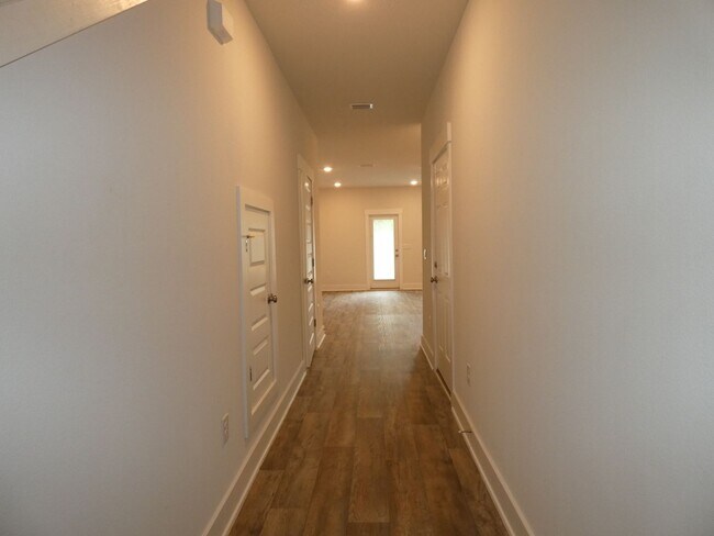 Building Photo - 3-Bedroom Townhome - Admiral's Quarters