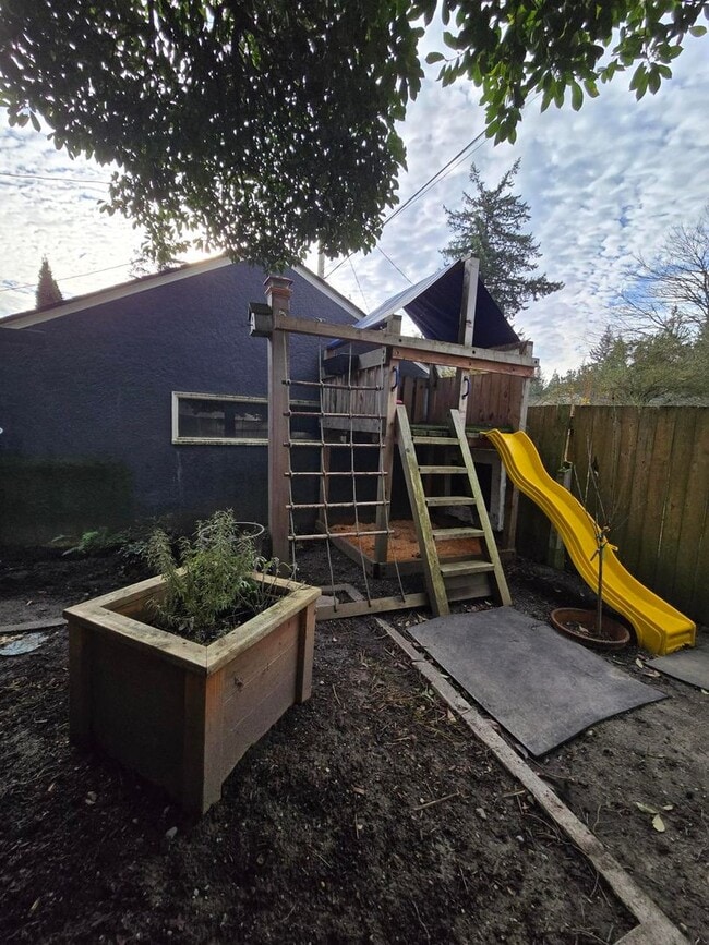 Building Photo - 4 Bedroom, 2 Bathroom House!