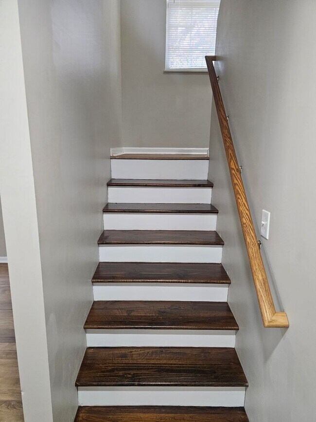 Building Photo - 1737 Moses Ave