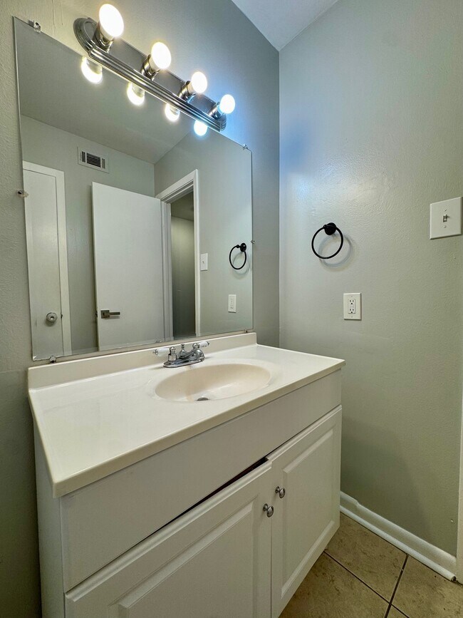 Building Photo - 134 Hwy Dr