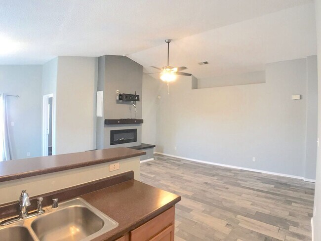 Building Photo - Don't miss out!  Beautiful 3 bedroom Los Lunas Home! Open Layout, spacious living room. Easy I-25...