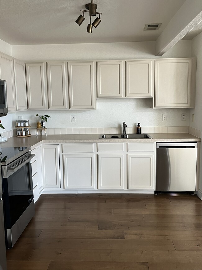 Building Photo - 4565 Lucerne Ave