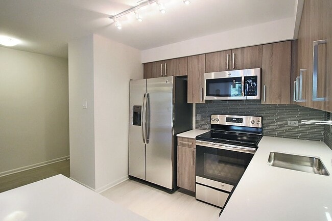 Building Photo - 896 S Ashland Ave