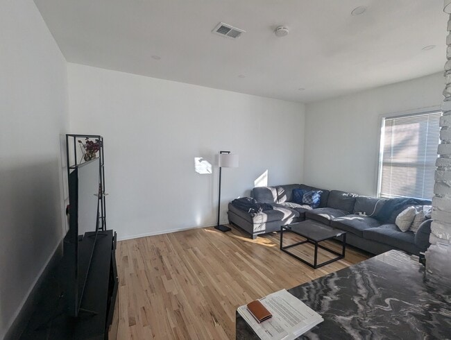 Building Photo - 2470 N Clybourn Ave