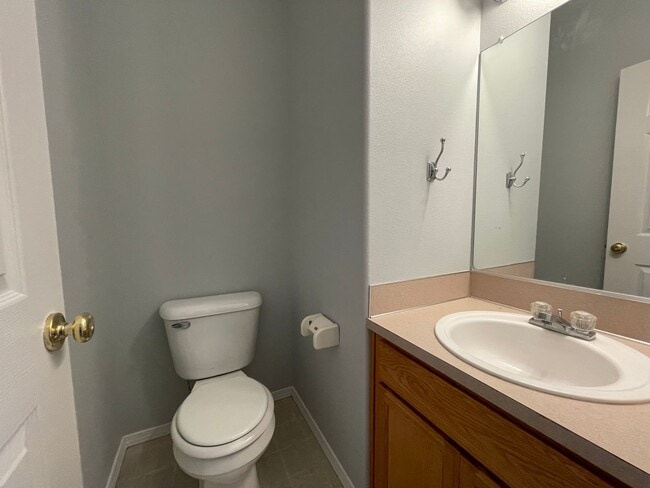 Building Photo - Charming 3 Bd, 2.5 Ba Pet-Friendly Home in Hillsboro ~ Washer & Dryer Included, Single-Car Garage...