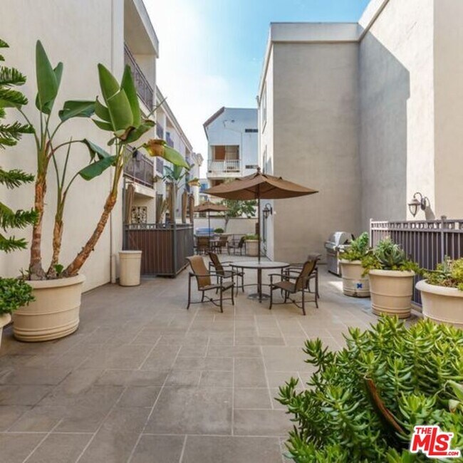 Building Photo - 141 S Clark Dr