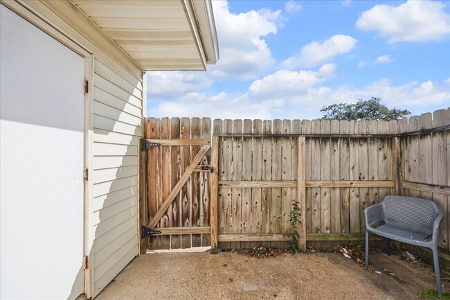 Building Photo - 18109 Heritage Ln