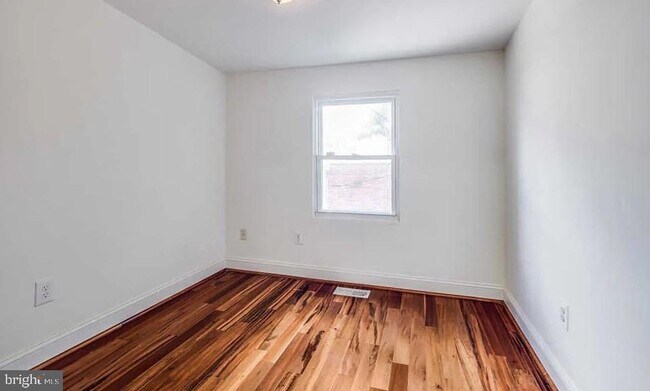Building Photo - 729 10th St NE