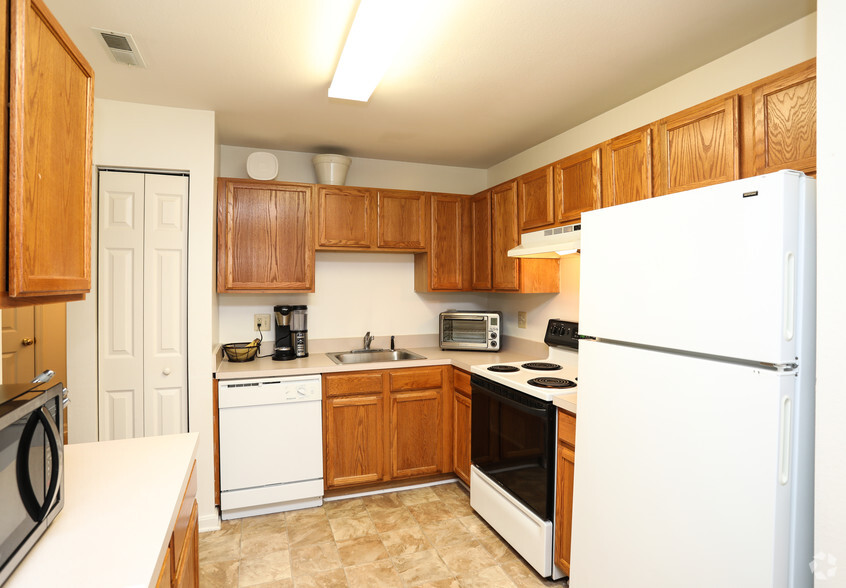 2BR, 2BA - 1,047 SF - Maple Avenue Apartments