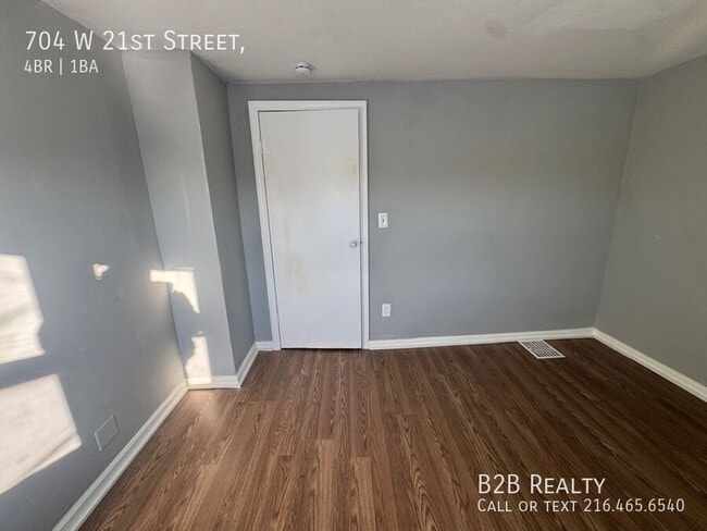 Building Photo - 704 W 21st St