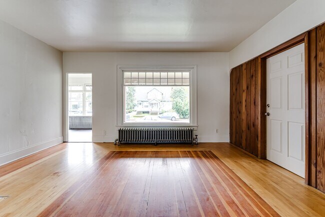 Building Photo - 4 Bedroom Ground Floor Apartment in Westside Neighborhood