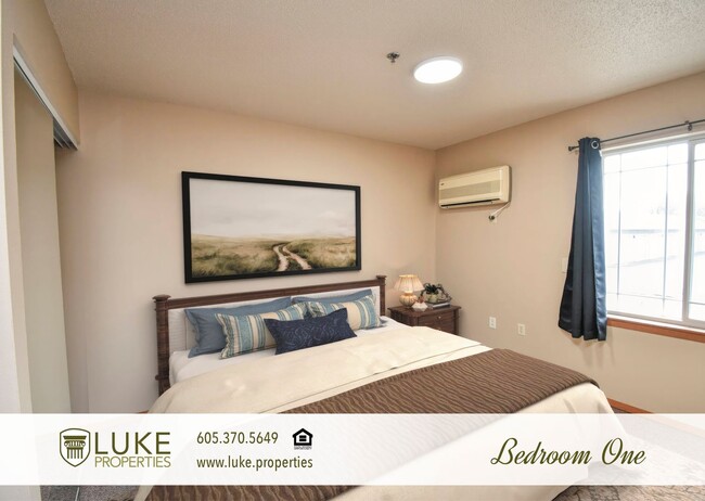 Building Photo - 138 N Sycamore Ave