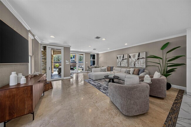 Building Photo - 1215 NE 1st St