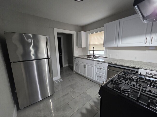 Building Photo - Spacious 4 Bedroom Home with Classic Charm