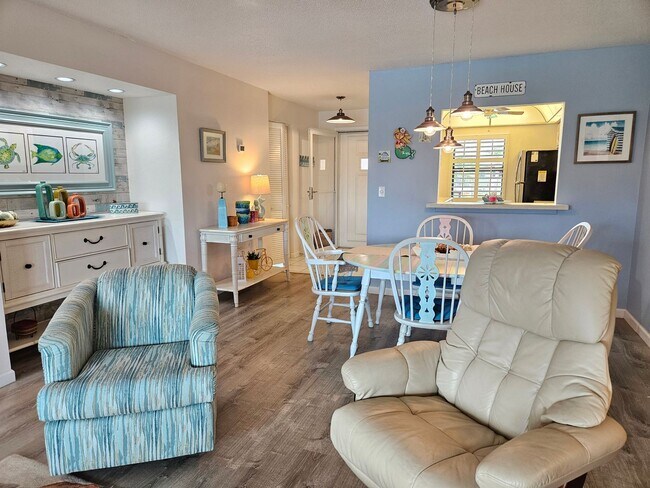 Building Photo - Seasonal Short-Term 2 Bedroom 2 Bathroom Second Floor Condo in Mission Lakes!