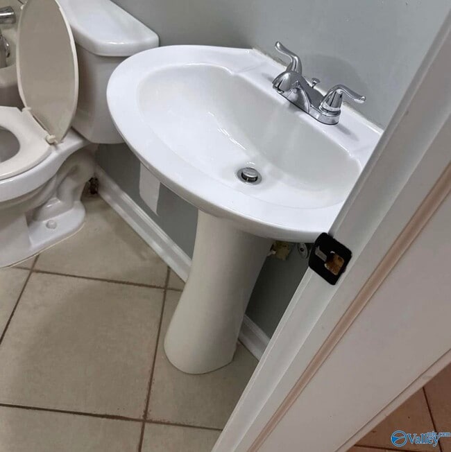 Building Photo - 1112 NE Wellman Ave