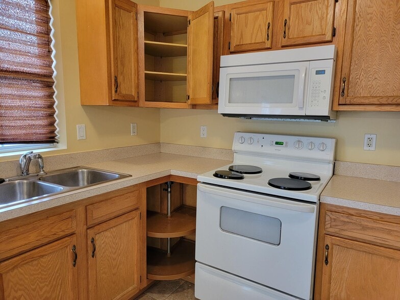 Building Photo - 2006 Greystone Dr