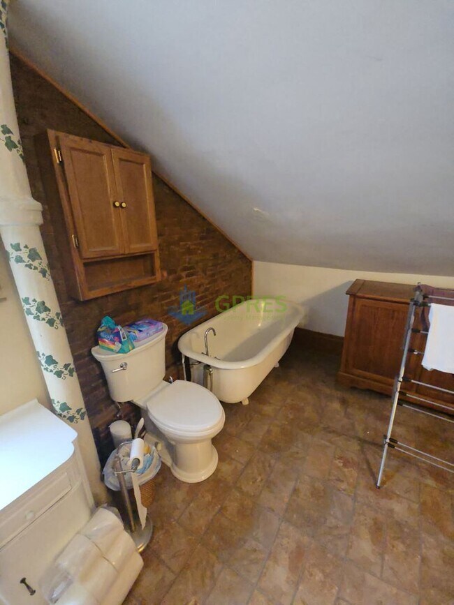 Building Photo - Amazing 2- bedroom 3rd floor apartment in the Southside must see!