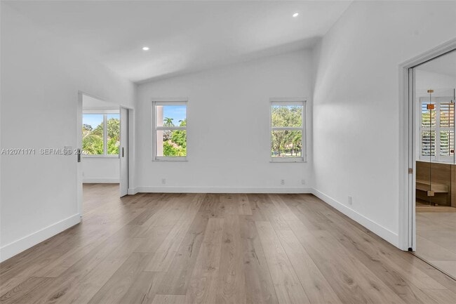 Building Photo - 3433 SW 52nd Ave