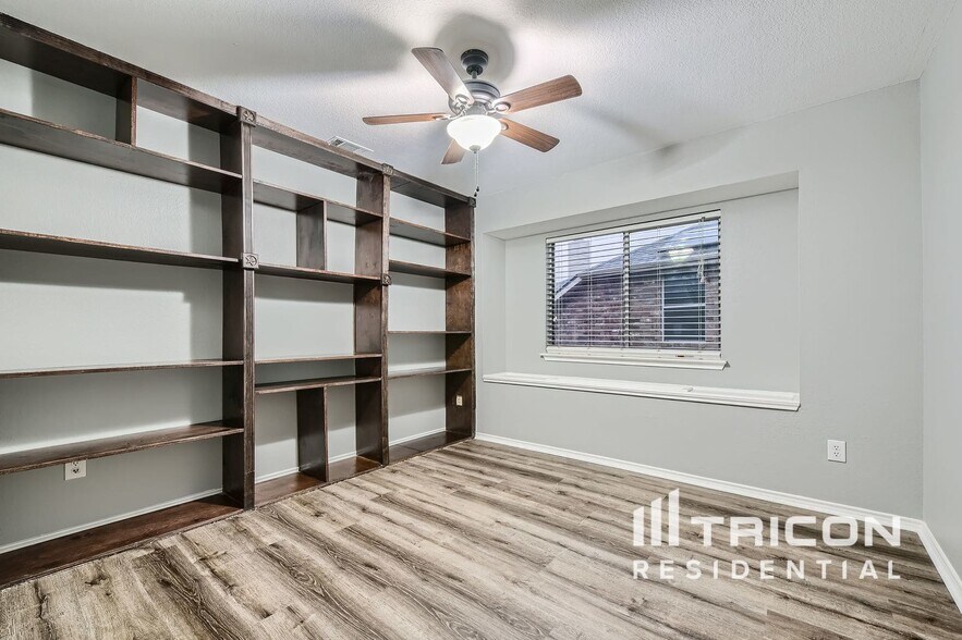 Building Photo - 220 Flatwood Dr