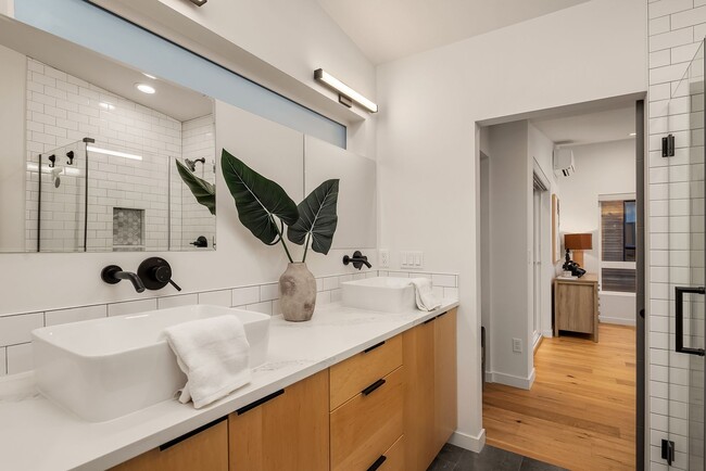 Building Photo - Beautiful New Townhome in Mapleleaf!