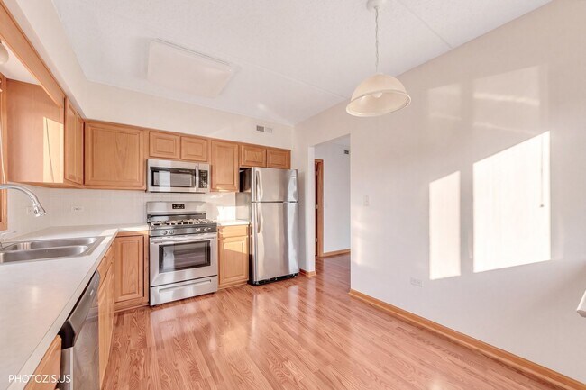 Building Photo - 5555 N Cumberland Ave