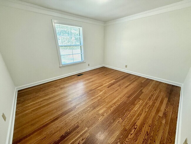 Building Photo - HUGE 4 Bedroom 2.5 Bath Donelson Ranch Cha...