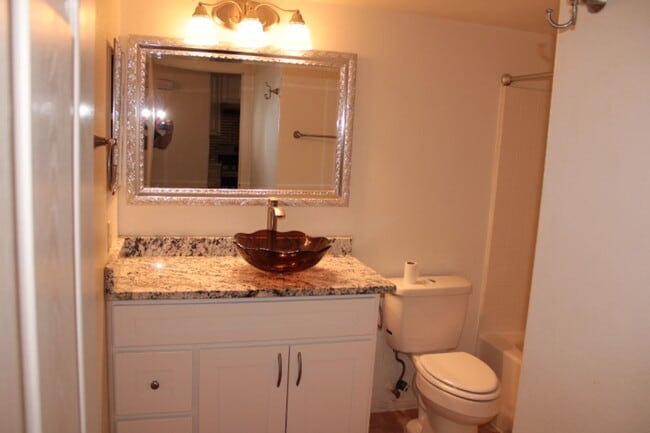 Building Photo - Nice 1000 SF Townhouse for rent in gated c...