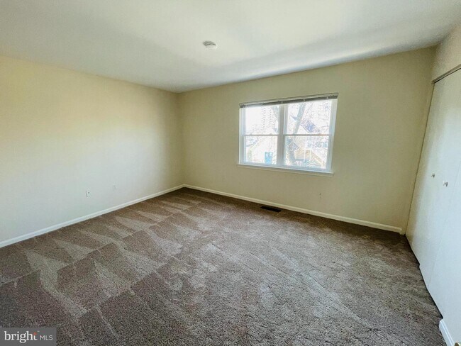 Building Photo - 5914 Mayflower Ct