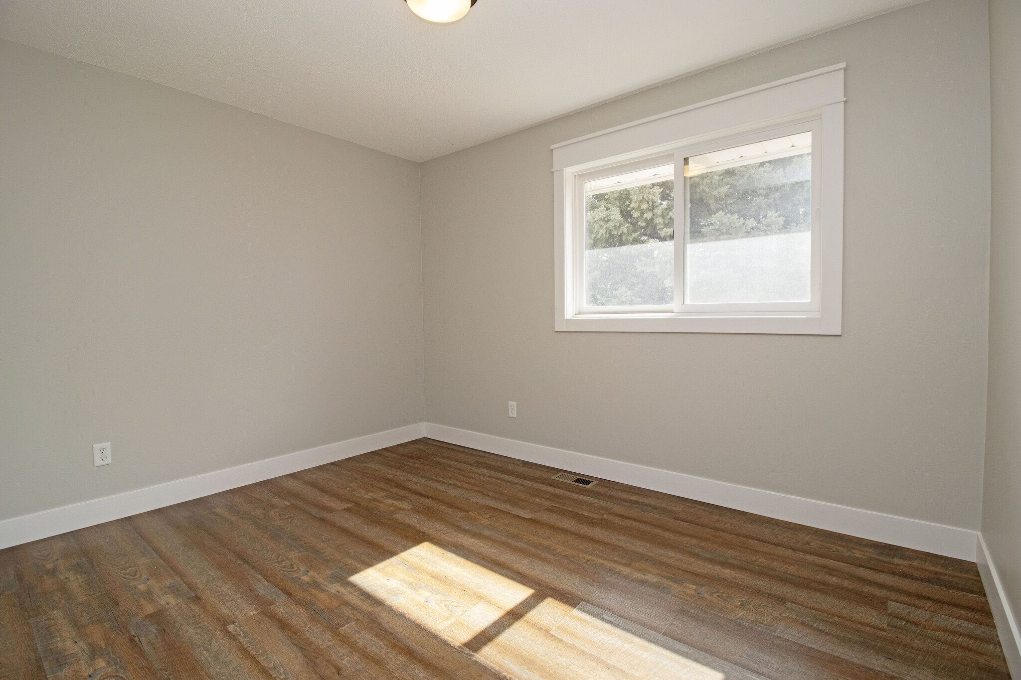 Building Photo - 6082 Kalland Cir NE