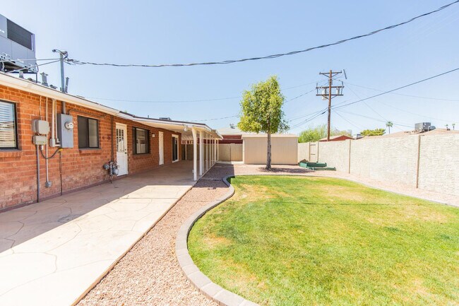 Building Photo - 8050 E Clarendon Ave