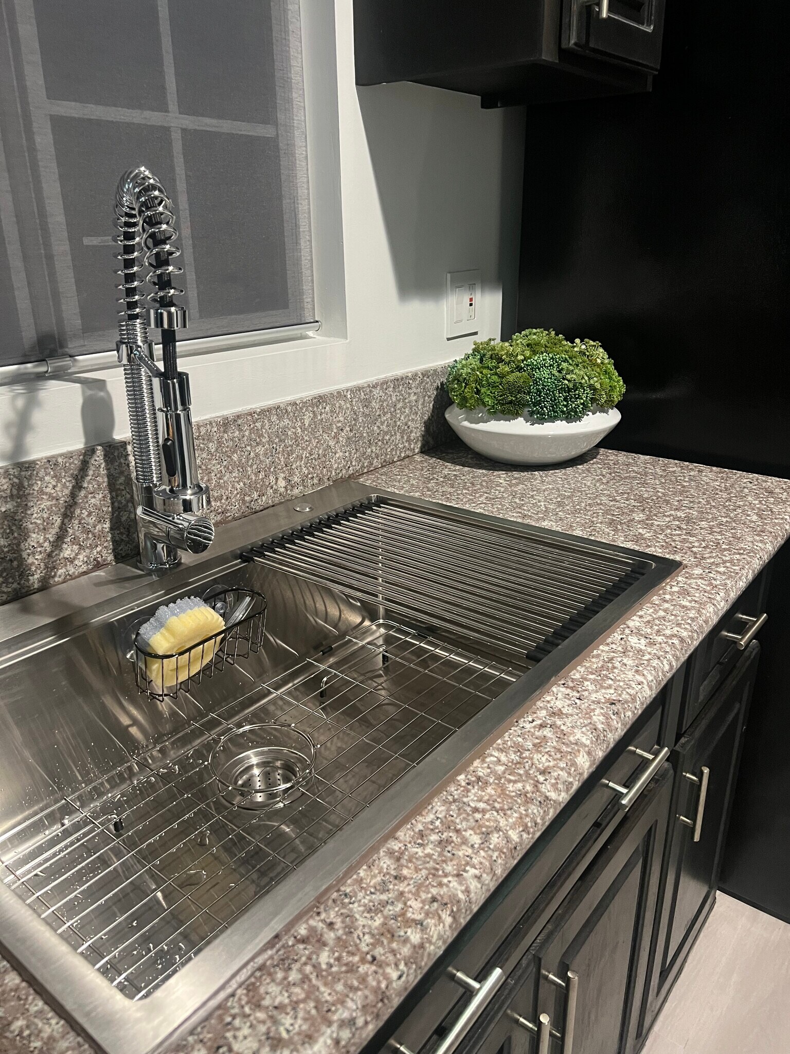 Building Photo - 527 W Colden Ave