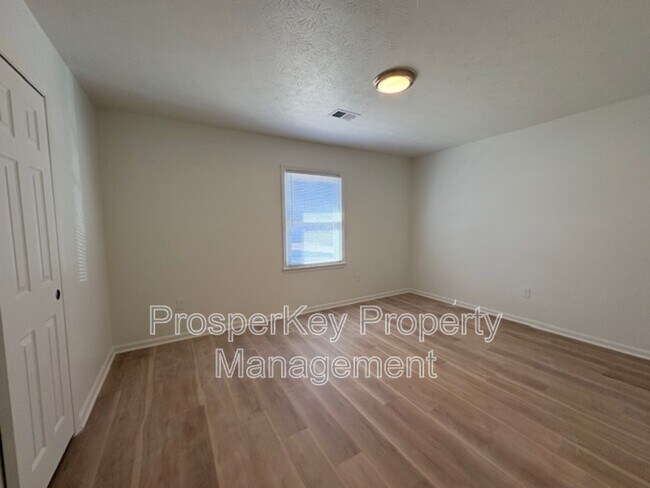 Building Photo - 2408 Midway Dr