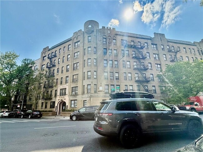 Building Photo - 1402 W 4th St