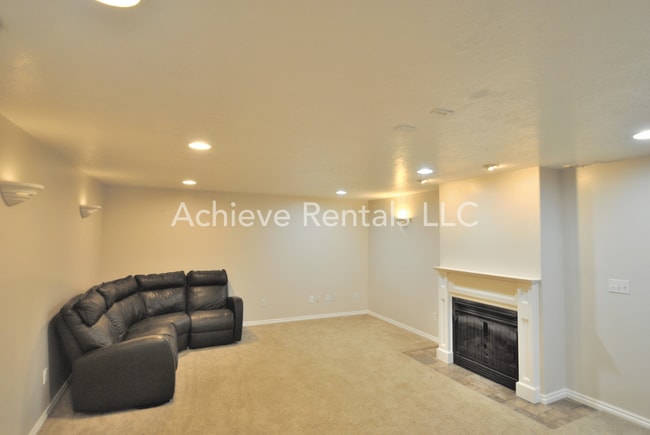 Building Photo - 637 E 950 S