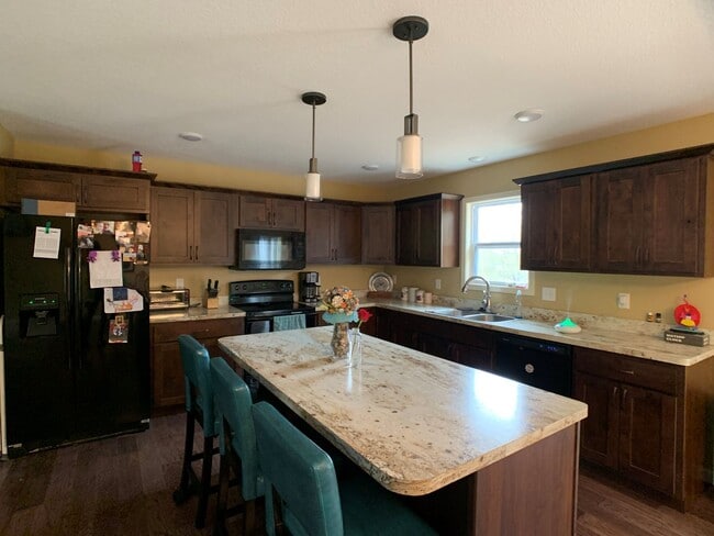 Building Photo - WOODED LOT! PRIVATE DRIVEWAY!