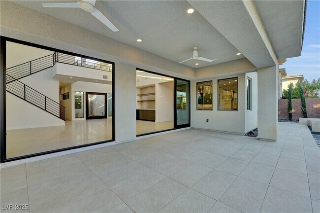 Building Photo - 68 Grey Feather Dr