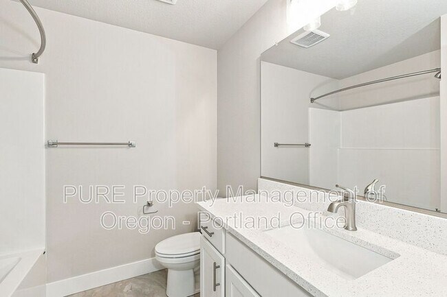 Building Photo - 582 NE Alderwood Dr