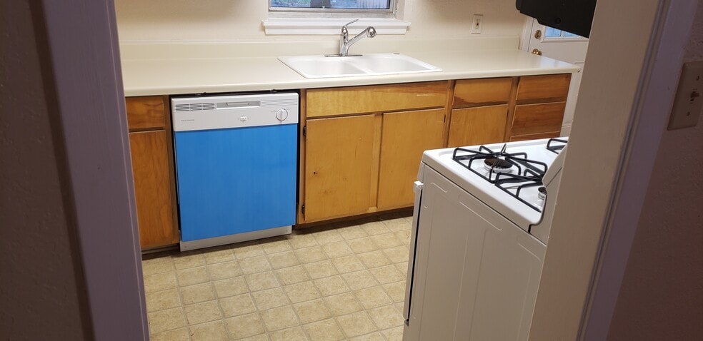 Building Photo - 210 W 14th St