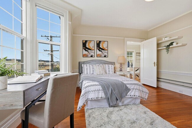 Building Photo - Charming Seacliff Top Floor Condo Unit with views of Golden Gate Bridge!