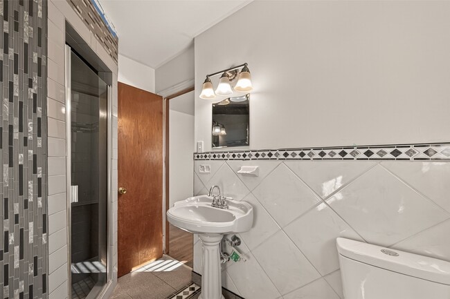 Building Photo - 8726 Glenloch Dr