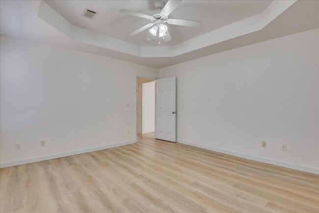 Building Photo - 909 Watsonia Dr