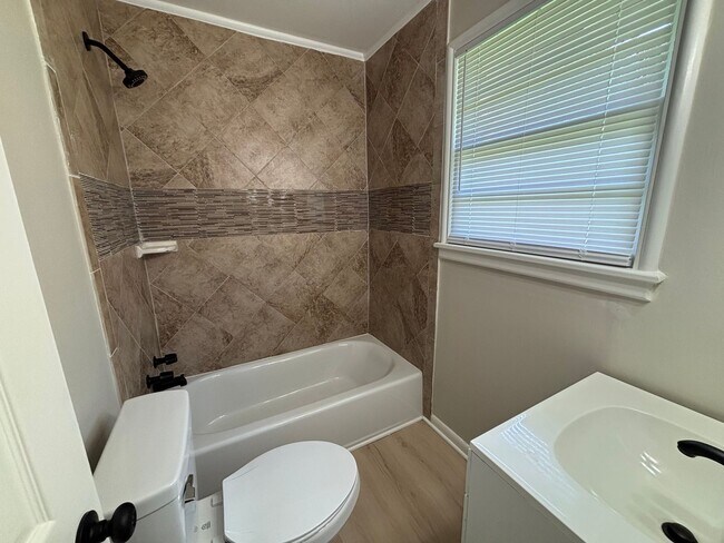 Building Photo - 2608 E Cavett Dr