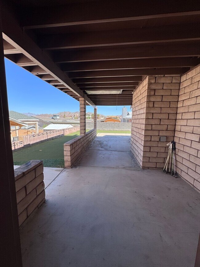 Building Photo - 857 Robinson Ln