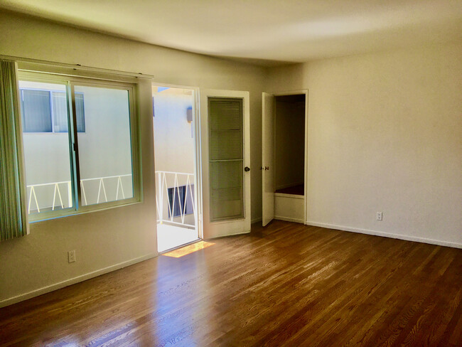 private, sunny balcony - 1318 N Martel Ave