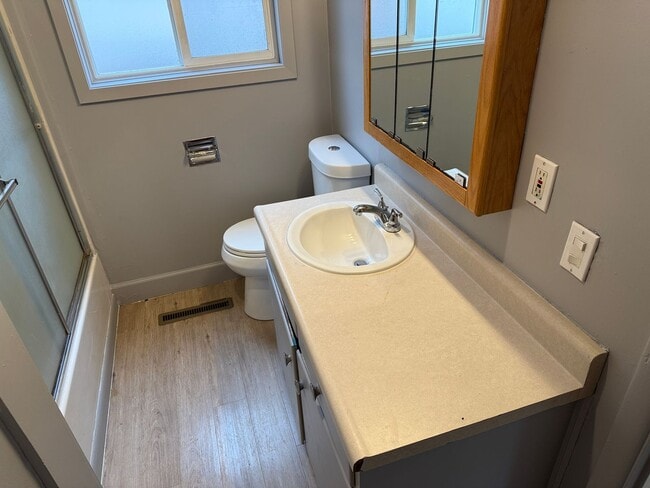 Building Photo - Updated 2 bedroom 1.5 bath duplex in Eugene!