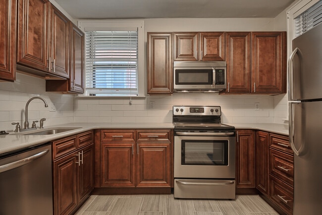 Building Photo - (201) 7230-32 Forsyth Blvd