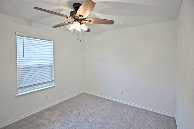 Building Photo - 512 Dakota Crk