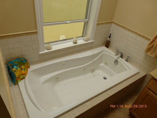 jacuzzi tub in master bathroom - 1596 Dolores St